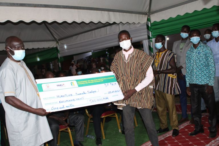 M. Le Maire de Tône 1 remettant le 3ème prix